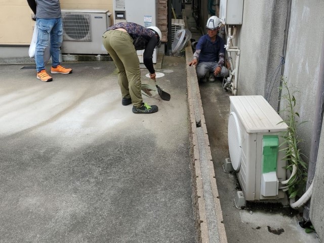 隣家の駐車場　清掃